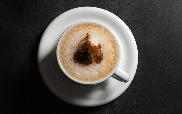 Una taza de cappuccino