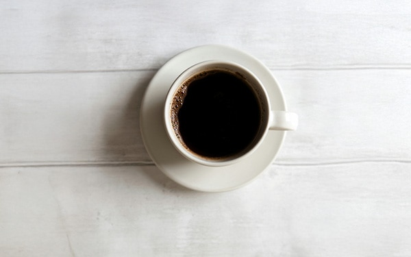 Vista superior de una taza de café solo